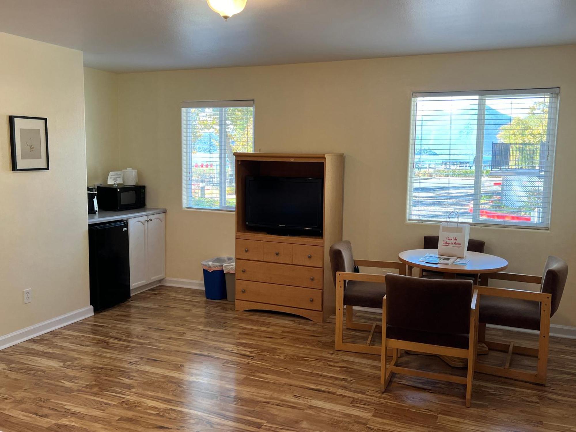Clear Lake Cottages & Marina Clearlake Room photo
