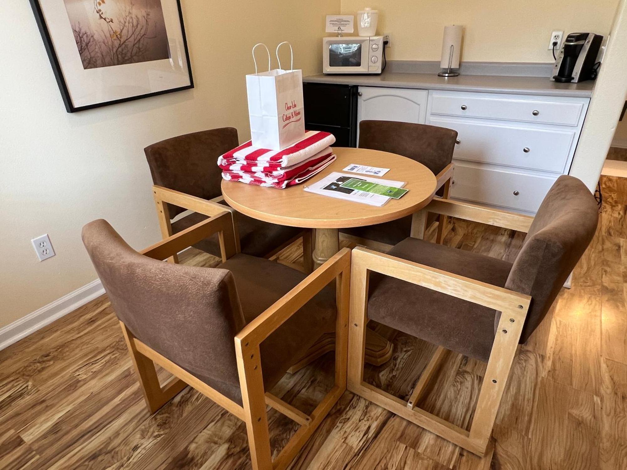 Clear Lake Cottages & Marina Clearlake Room photo